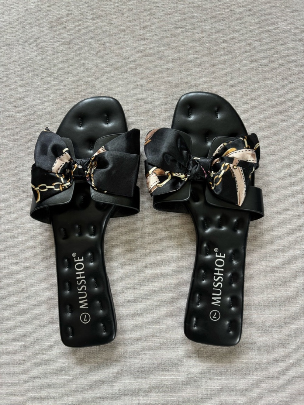 MUSSHOE Black Bow Slide Sandals with Chain Print